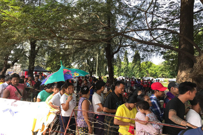 Người hâm mộ Myanmar xếp hàng trong trật tự để mua vé xem trận đấu giữa ĐT Myanmar và ĐT Việt Nam Ảnh: PT