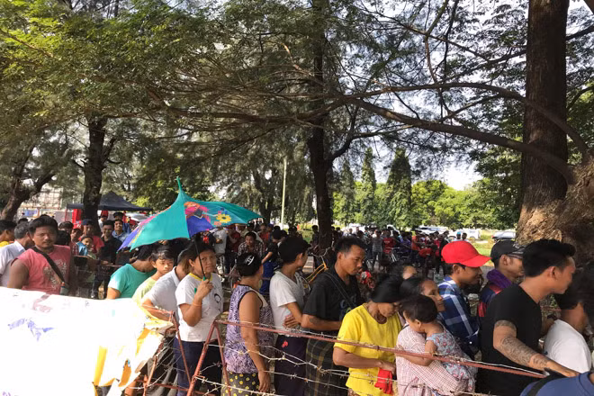 Người hâm mộ Myanmar xếp hàng trong trật tự để mua vé xem trận đấu giữa ĐT Myanmar và ĐT Việt Nam Ảnh: PT