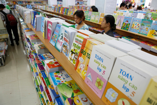 Hệ thống phát hành sách giáo khoa còn cồng kềnh Ảnh: Hồng Vĩnh 