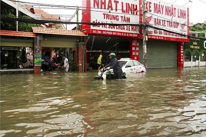 Đến trưa 26/11, nhiều tuyến đường ở TPHCM vẫn còn ngập sâu Ảnh: Ngô Bình 