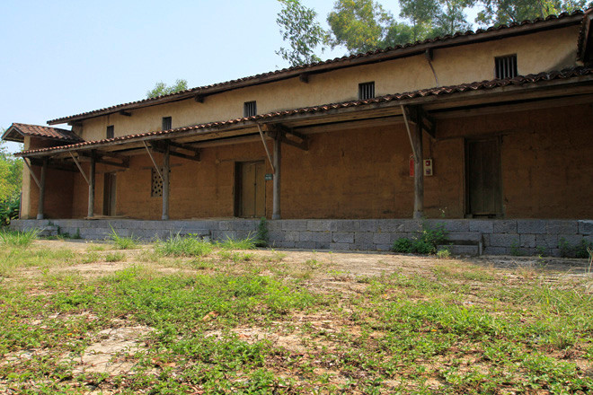 Ngôi nhà đặc trưng của dân tộc Pu Péo không có người ở trong Làng văn hóa - du lịch các dân tộc Việt Nam Ảnh: Trường Phong