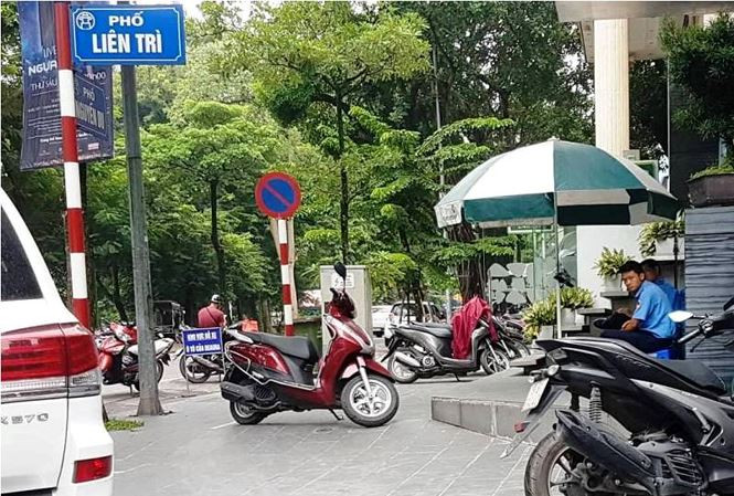 Sửa chữa vỉa hè 'lạc loài' của doanh nghiệp