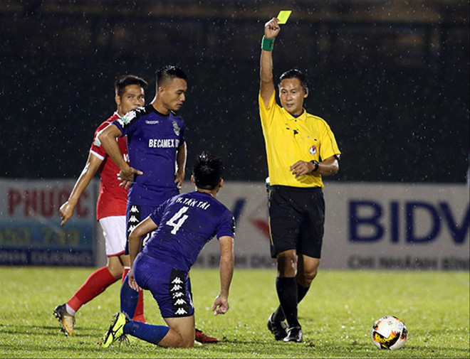 Trọng tài Trần Văn Lập được cho là có những tiếng còi chưa chính xác khi điều khiển trận đấu trên sân Gò Đậu