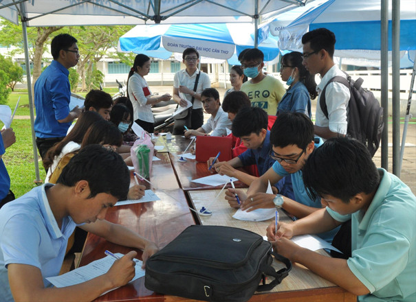 Các bạn trẻ đang viết hồ sơ xin việc 