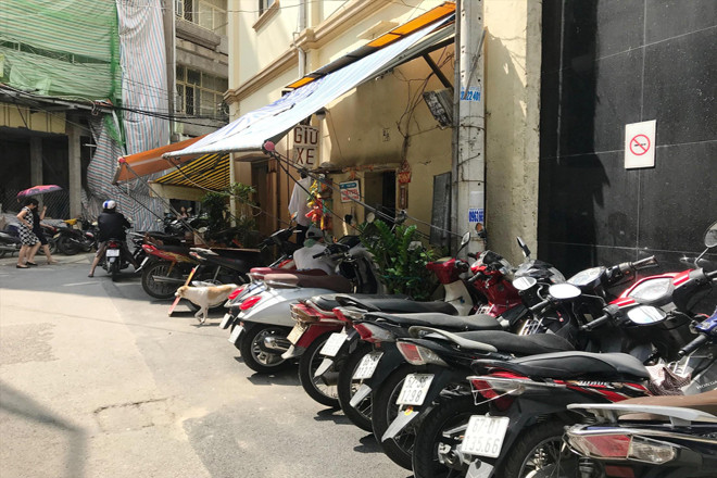 Các điểm giữ xe trong nhà lấn chiếm hành lang hẻm làm nơi để xe gây mất an toàn giao thông