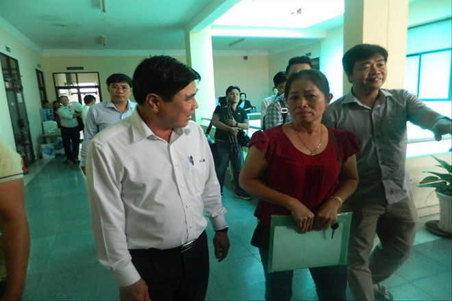 Chủ tịch Nguyễn Thành Phong trao đổi với người dân Thủ Thiêm sau buổi tiếp xúc