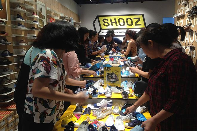 Người dân săn hàng nhân dịp Black Friday tại TPHCM