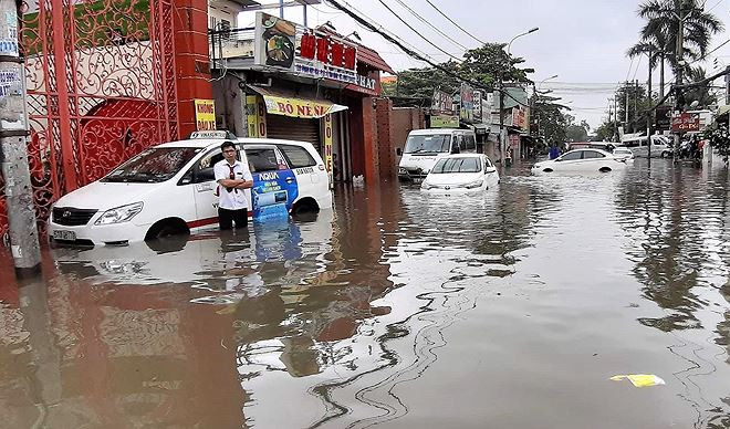 Hàng loạt ô tô chết máy trên đường do bị ngập nặng Ảnh: N. Tùng 