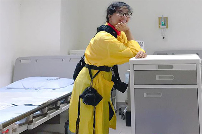  Nhiếp ảnh gia Nguyễn Thị Hồng Ngọc luôn trong những ngày ở viện phụ sản ghi lại hành trình “vượt cạn” Ảnh: NVCC