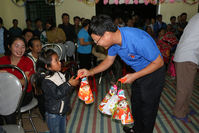Bí thư Tỉnh Đoàn Nghệ An Phạm Tuấn Vinh trao quà cho học sinh tại xã Na Ngoi, huyện Kỳ Sơn Ảnh: C.H