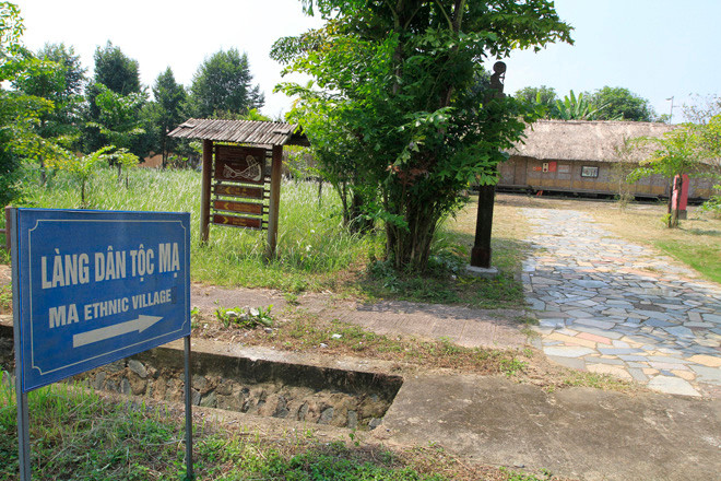 Dù được đầu tư nhiều với kỳ vọng thu hút du lịch, nhưng Làng văn hóa các dân tộc Việt Nam khá hoang vắng Ảnh: Trường Phong 