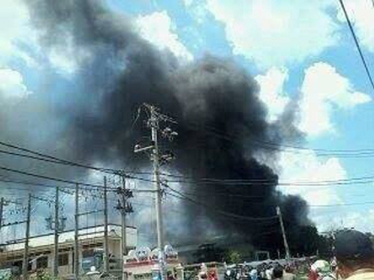 Khói đen bốc lên nghi ngút tại vụ cháy. (Ảnh: Bạn đọc cung cấp)