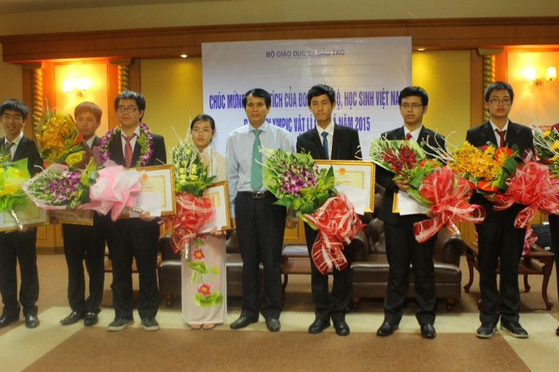 Thứ trưởng Bộ GD&ĐT trao thưởng.