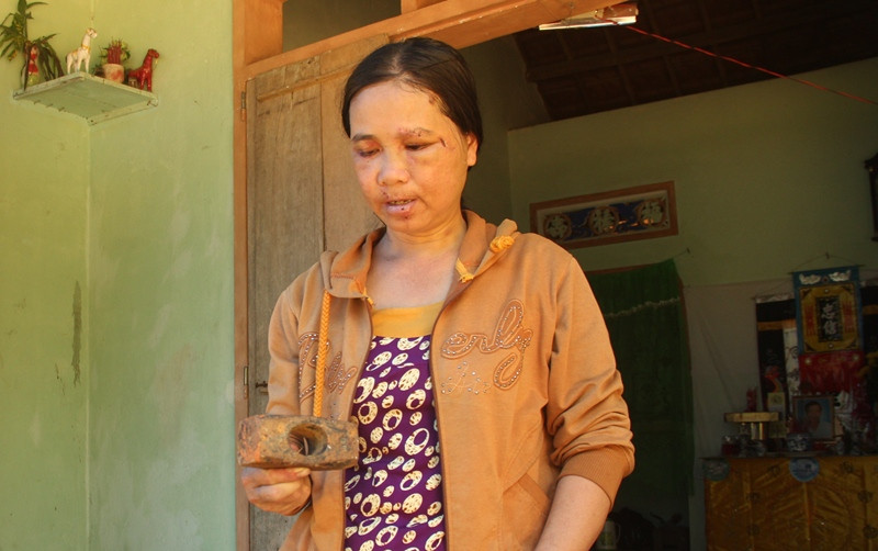 Bà Phượng với chiếc búa mà ông Sơn dùng đánh vợ. Ảnh CTV