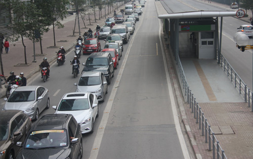 Dù không có xe buýt nhanh lưu thông nhưng hàng trăm phương tiện vẫn không đi lấn làn. Ảnh: Võ Hải/VnExpress