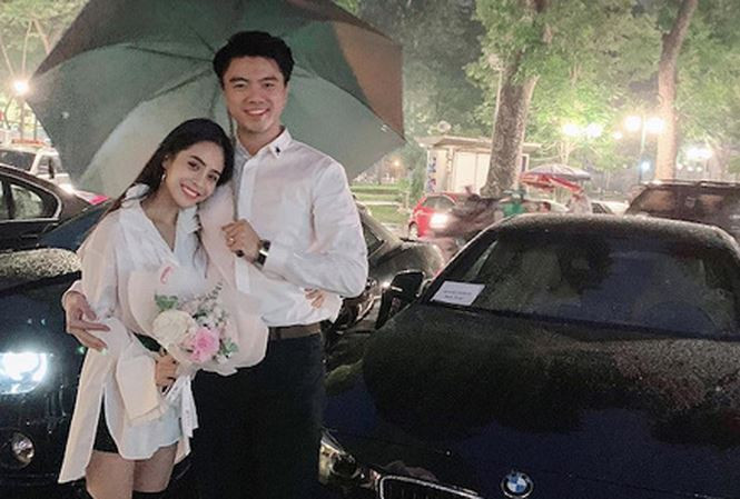 Được chồng quỳ gối tặng quà, ca nương Kiều Anh khiến fan 'phát sốt'