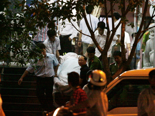 Đưa thi thể ông S. ra khỏi hiện trường