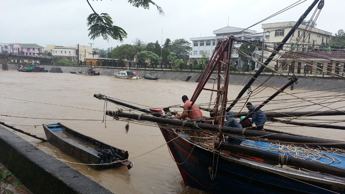 Buộc chặt dây neo phòng lũ cuốn trôi tàu.
