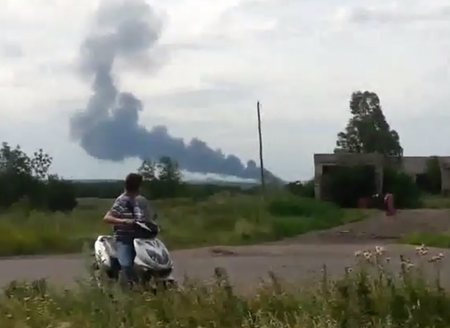 Hiện trường chiếc Boeing 777 số hiệu MH17 của Malaysia gặp nạn tại Ukraine hôm 17/7. Ảnh chụp màn hình