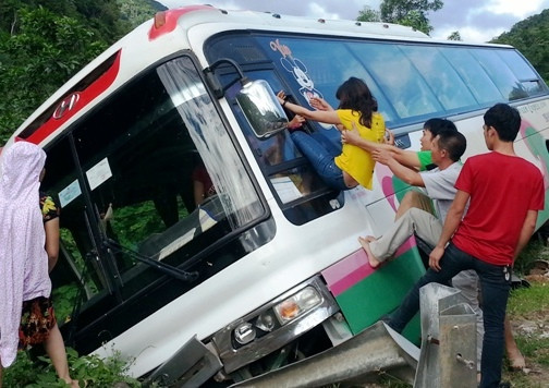 Hiện trường vụ lật xe khiến hàng chục hành khách phải thoát ra ngoài bằng cửa sổ.