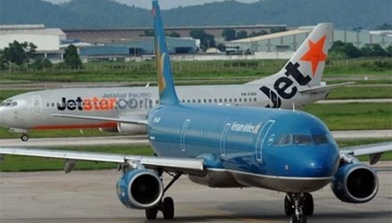 Máy bay Vietnam Airlines (màu xanh) và Jetstar Pacific trên sân bay - Ảnh minh họa