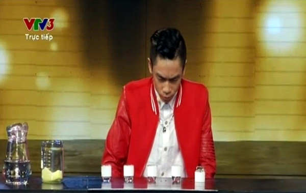 Tấn Phát bắt đầu uống axit trước sự hồi hộp của mọi người. Ảnh: VTV