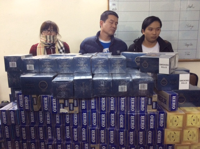 Các đối tượng cùng tang vật thuốc lá lậu bị bắt giữ.