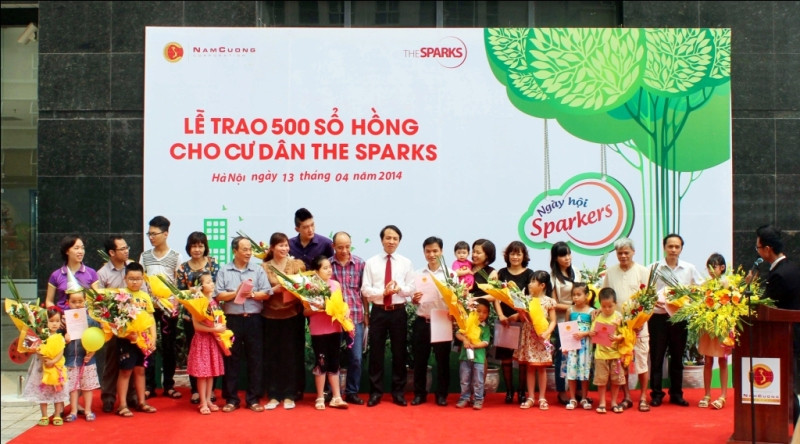 Trao 500 'sổ hồng' cho cư dân The Sparks
