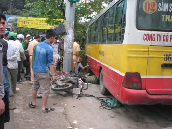 Đang đứng chờ đèn đỏ thì bị xe bus tông chết