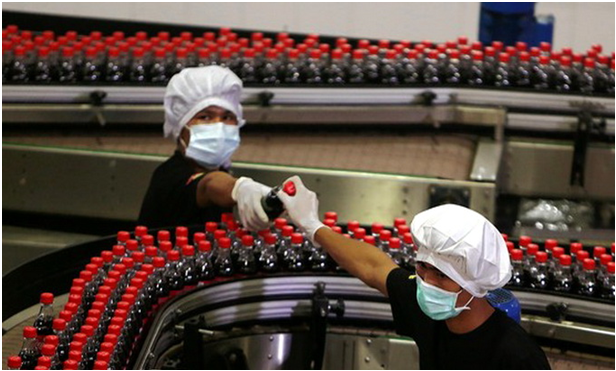 Nước giải khát có gas đang chiếm 75% doanh số toàn cầu của hãng Coca-Cola - Ảnh: Bloomberg News