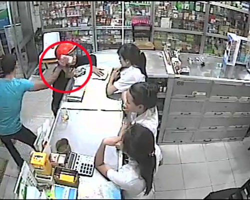 Vờ uống nước rồi giật iPhone bỏ chạy