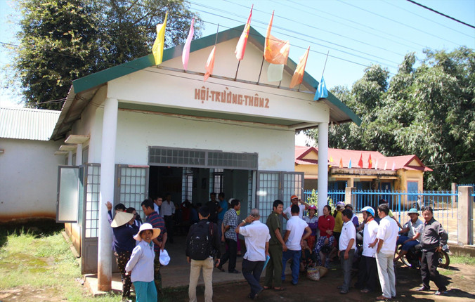 Người dân chuẩn bị tham dự buổi công khai xin lỗi của ông Lê Tấn Thịnh.