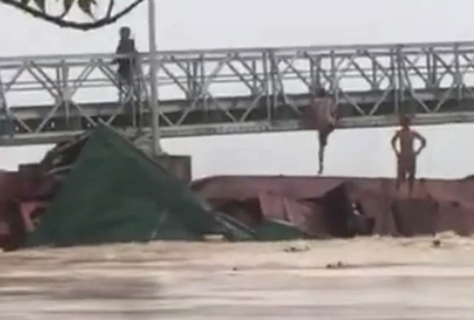 Ba người trên xà lan trèo lên cầu thoát thân kịp thời. Ảnh: Thanh Trần.