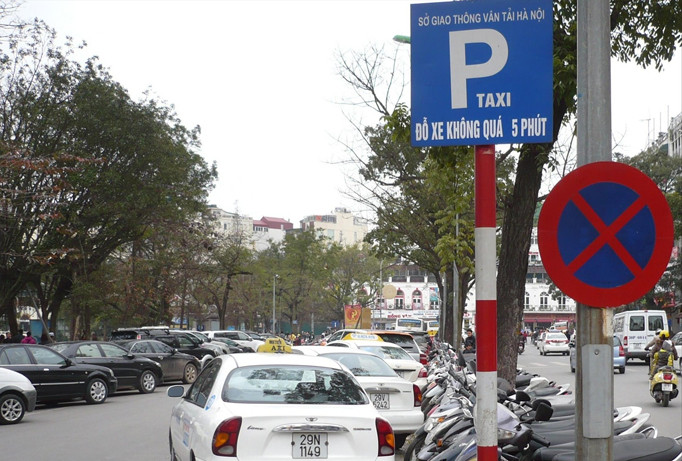 Những tuyến phố bị cắt ra dành cho để xe. Ảnh: Tr.Đ.