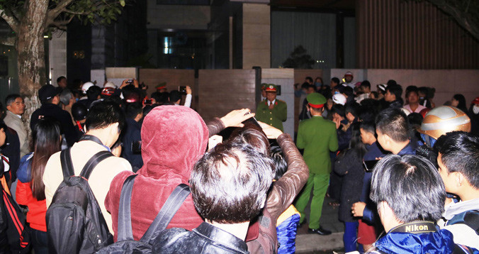 Người dân và báo chí tụ tập xem khám xét nhà Vũ “nhôm” tại số 82 Trần Quốc Toản, Đà Nẵng vào tối 21/12. Ảnh: Nguyễn Thành.