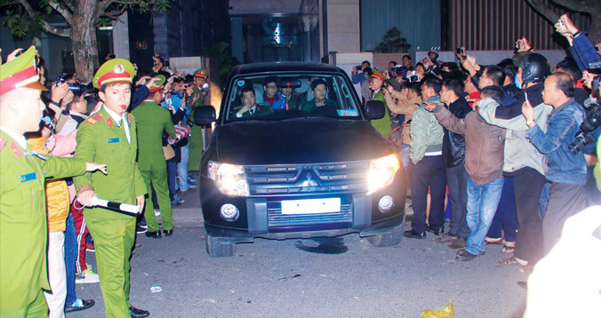 Khám xét nhà Phan Văn Anh Vũ tại số 82 Trần Quốc Toản (Hải Châu, Đà Nẵng) vào tối 21/12. Ảnh: Nguyễn Thành.