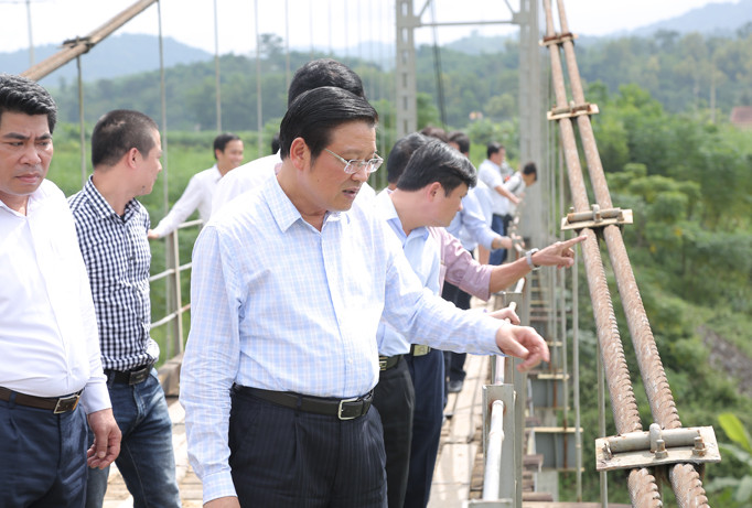 Bí thư Trung ương Đảng, Trưởng ban Nội chính Trung ương, nguyên Chủ tịch tỉnh Nghệ An Phan Đình Trạc thăm lại cầu Chôm Lôm. Ảnh: Quang Long.
