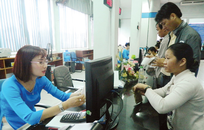 Hành khách mua vé tàu Tết tại Ga Sài Gòn.