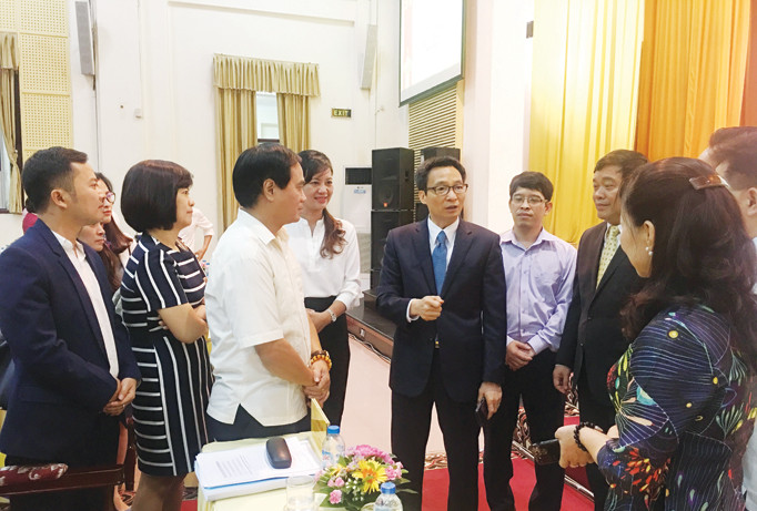 Phó Thủ tướng Vũ Đức Đam trao đổi với các trường tại hội nghị Ảnh: Nghiêm Huê.