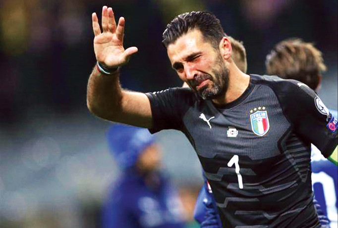 Buffon nói lời chia tay màu áo thiên thanh trong nước mắt. Ảnh: GETTY IMAGES.