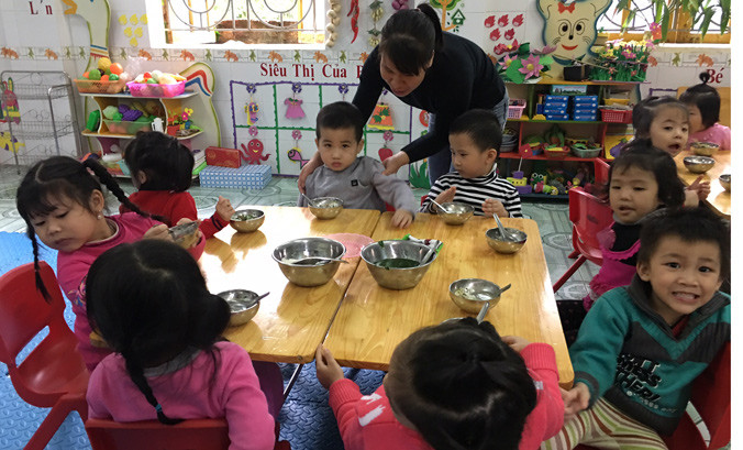  Các cô giáo Trường mầm non Hoa Sứ TP Hải Dương vẫn cần mẫn chăm sóc trẻ dù có những người gần 4 tháng bị nợ lương, cuộc sống gia đình đảo lộn. Ảnh : N.Hà.