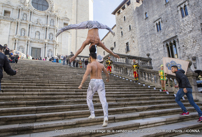 “Hai hoàng tử xiếc” trong tiết mục xác lập kỷ lục thế giới Guinness.