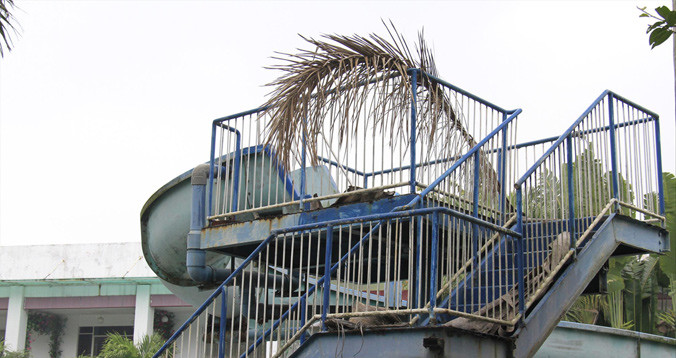 Nhiều hạng mục trong khu vui chơi dưới nước ở công viên Tuổi trẻ Thủ đô đã bị xuống cấp trầm trọng. Ảnh: Trường Phong.