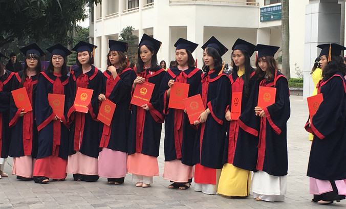 Hiện nay chất lượng đào tạo giữa 2 hệ chính quy và tại chức vẫn còn khoảng cách khá xa, việc không ghi hệ đào tạo trên bằng tốt nghiệp đang gây sự băn khoăn lớn trong dư luận. Ảnh: NH 