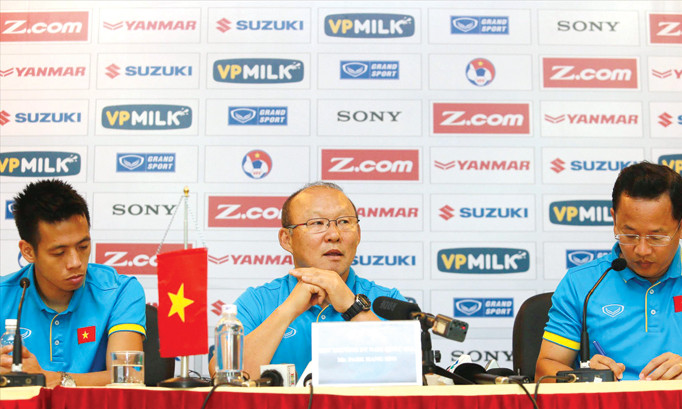 HLV Park Hang Seo tự tin sẽ giúp ĐTVN giành chiến thắng trước ĐT Afghanistan trong trận đấu tối nay dù chỉ có 7 ngày làm việc cùng các cầu thủ. Ảnh: VSI.
