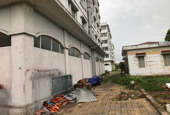 Khu nhà tái định cư Sài Đồng do Handico3 làm chủ đầu tư để hoang hơn chục năm đã xuống cấp trầm trọng.