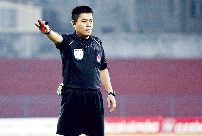 Theo HLV Lê Huỳnh Đức, trọng tài Nguyễn Hiền Triết đã phá vỡ cuộc chơi, khiến trận đấu không còn hấp dẫn khi “tặng” 2 thẻ đỏ cho các cầu thủ Đà Nẵng ở trận thua Quảng Nam cuối tuần qua. Ảnh: VSI.