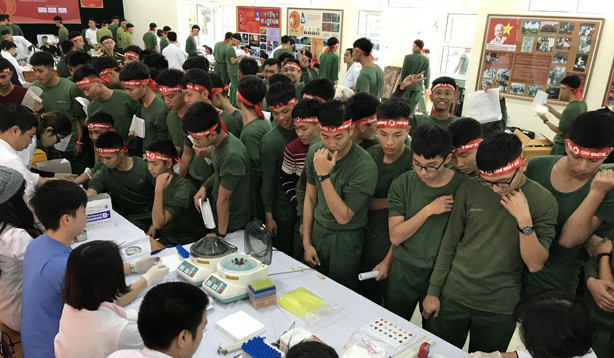 Học viên đăng ký hiến máu.