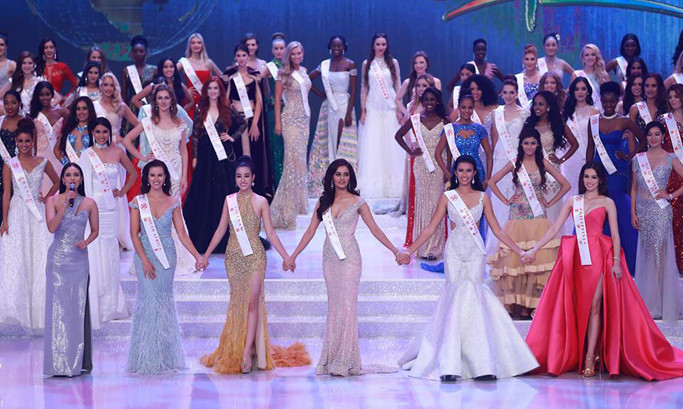 Hoa hậu Mỹ Linh (thứ 4, từ phải qua) vui mừng khi cùng 4 thí sinh khác giành giải Hoa hậu Nhân ái.