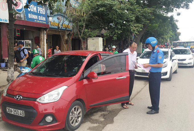 Thanh tra giao thông Hà Nội xử lý hàng loạt xe Grab, Uber vi phạm trên đường thời gian qua.